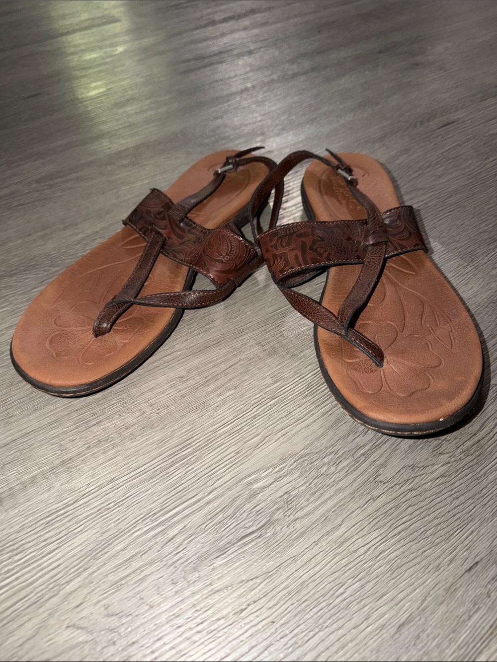 B.O.C Born Concepts Brown Leather T-Strap Sandals Sz 10 EUC